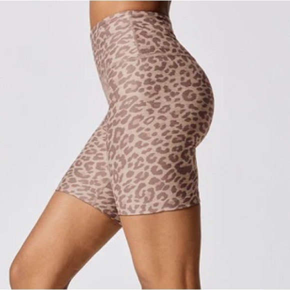 NWT Beyond Yoga High Waisted Spacedye Printed Short in Chai Cacoa Leopard - Picture 2 of 2